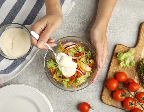 И яблоко пригодится, и творог: найдены 5 соусов, способных заменить майонез в салатах и других блюдах