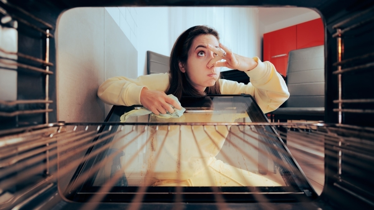 Что будет, если не мыть духовку? Эксперт назвала неочевидные последствия неряшливости