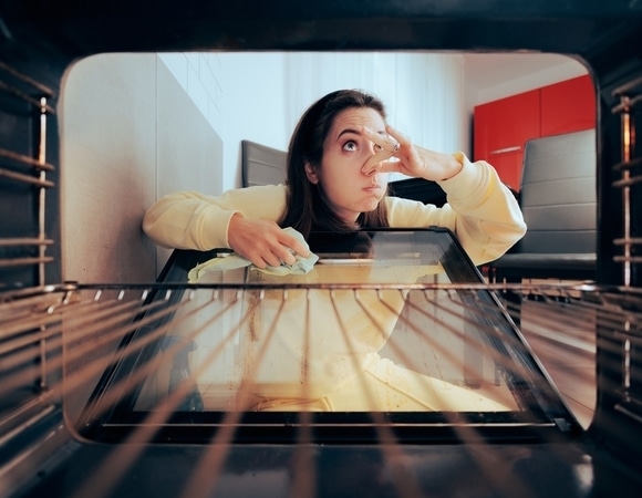 Что будет, если не мыть духовку? Эксперт назвала неочевидные последствия неряшливости