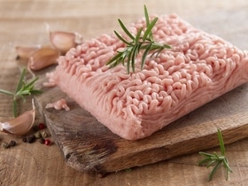 Как понять, что куриный фарш испортился: 3 признака, на которые нужно обратить внимание