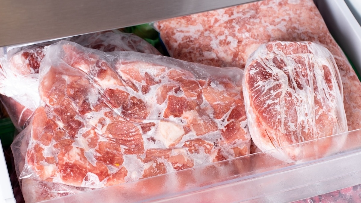 Если видите это — мясо пора выбросить: назван главный признак испорченных заморозок
