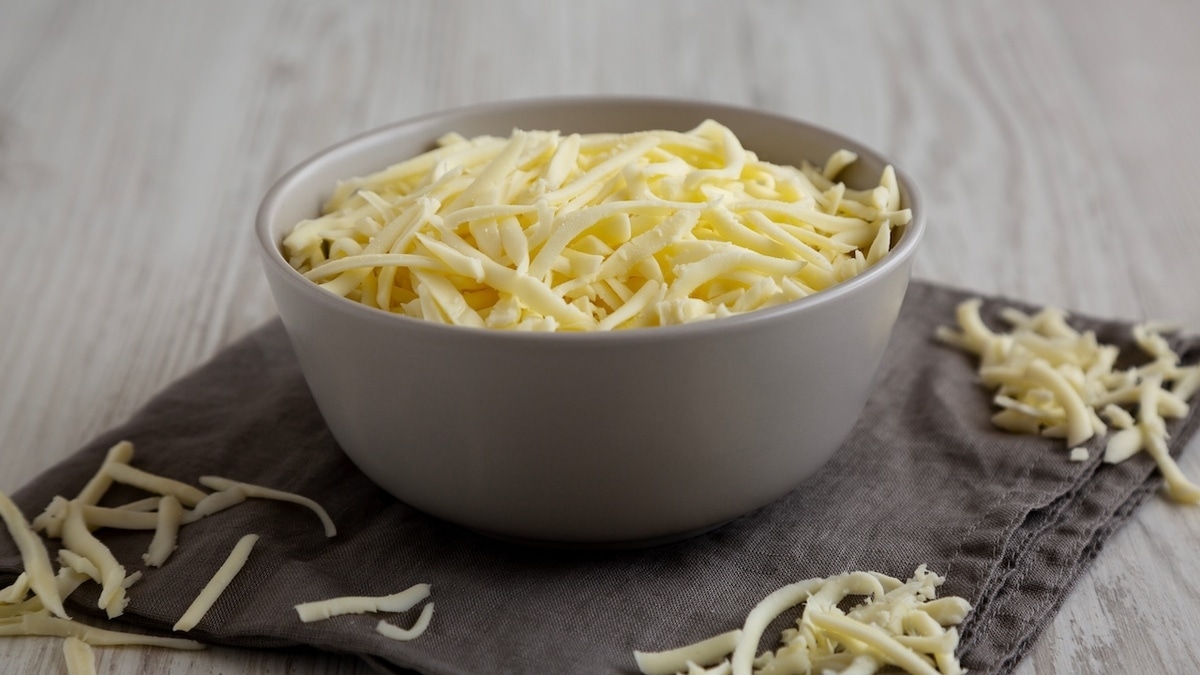 Удобно, но в то же время бессмысленно: почему не стоит покупать уже натертый сыр 