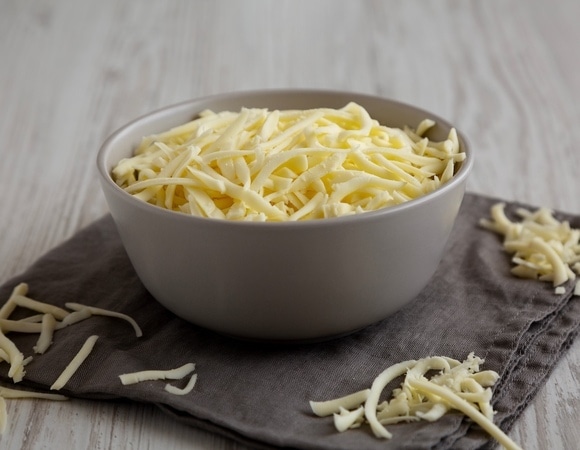 Удобно, но в то же время бессмысленно: почему не стоит покупать уже натертый сыр Удобно, но в то же время бессмысленно: почему не стоит покупать уже натертый сыр