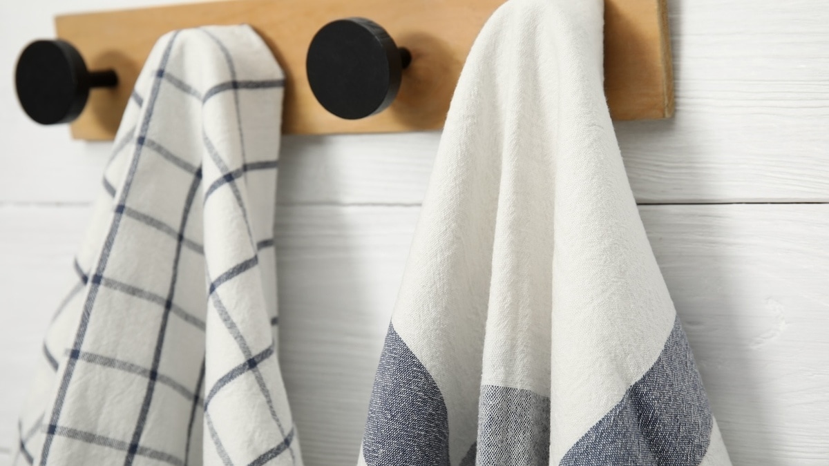 Не выбрасывайте старые кухонные полотенца: из них можно сделать идеальный инструмент для уборки