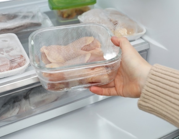 Когда начинать размораживать курицу, чтобы к ужину была готова? Эксперты рассчитали время