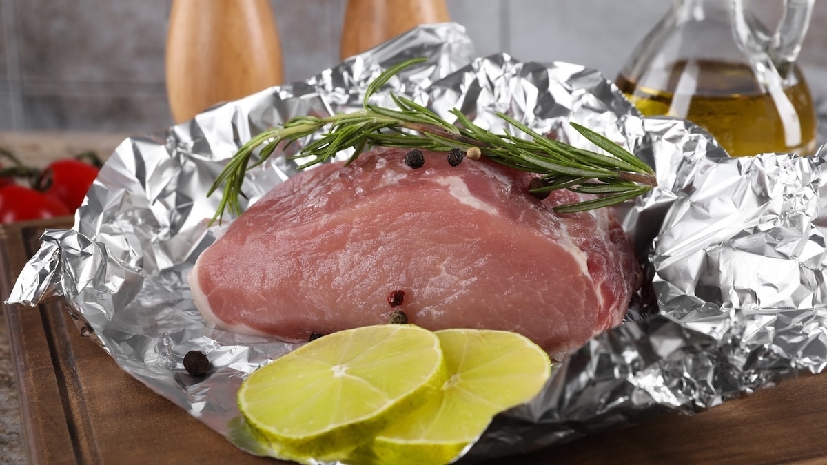 Алюминий из фольги попадает в еду? Эксперт оценил риски отравления 