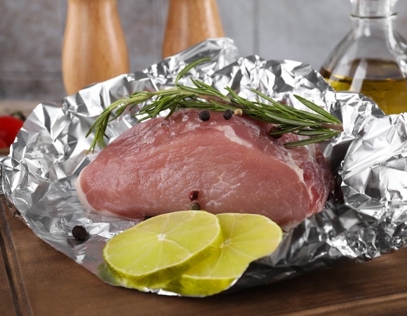 Алюминий из фольги попадает в еду? Эксперт оценил риски отравления Алюминий из фольги попадает в еду? Эксперт оценил риски отравления