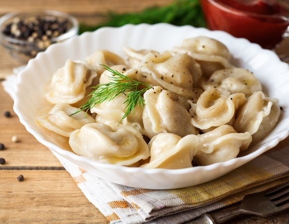 Похуже майонеза: диетолог назвала привычку есть пельмени "по-уральски" вредной