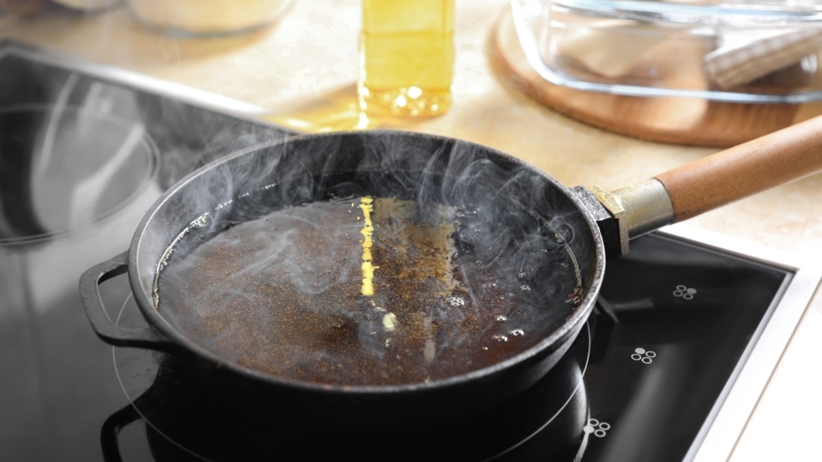 Опасная ошибка, подсмотренная в кино: чего нельзя делать со сковородой Опасная ошибка, подсмотренная в кино: чего нельзя делать со сковородой