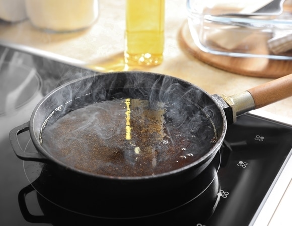 Опасная ошибка, подсмотренная в кино: чего нельзя делать со сковородой Опасная ошибка, подсмотренная в кино: чего нельзя делать со сковородой