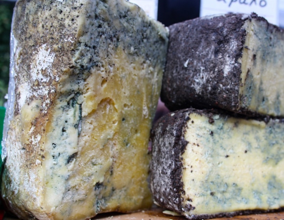 Можно ли спасти сыр с плесенью? Практические советы и мифы