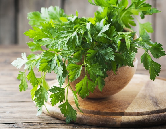 Не только для украшения: эта зелень помогает от вздутия и отеков