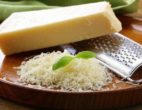Сделайте так с сыром перед тем, как потереть на терке — не превратится  кашицу