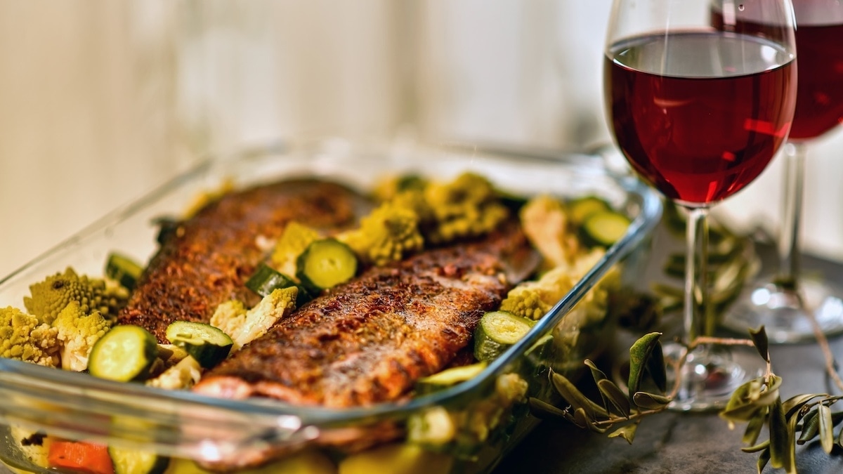 Сомелье развенчали главный миф: к лососю подходит не белое, а красное вино