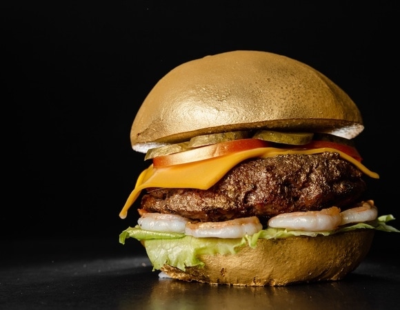 Стало известно, сколько стоит самый дорогой бургер в мире — в нем ни золота, ни трюфеля