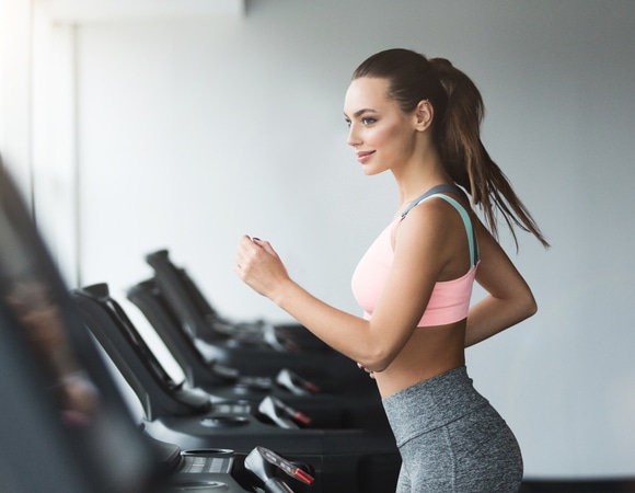 Этот фрукт может заменить спортивные напитки: чем перекусывать перед тренировкой