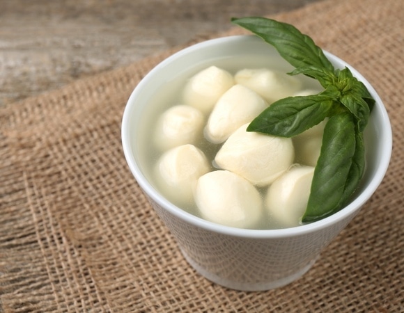 Не выливайте воду из-под моцареллы: в ней больше пользы, чем кажется Не выливайте воду из-под моцареллы: в ней больше пользы, чем кажется