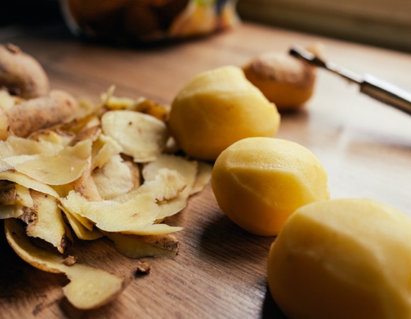 Быстро и без нервов: как очистить картофель за секунды без ножа