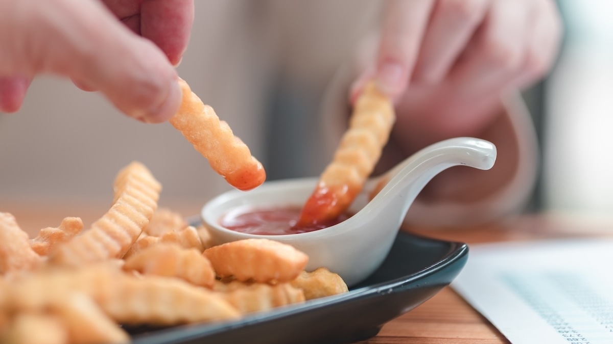 Сам откажется: нутрициолог и психолог рассказали, как отучить ребенка от фастфуда и сладкого