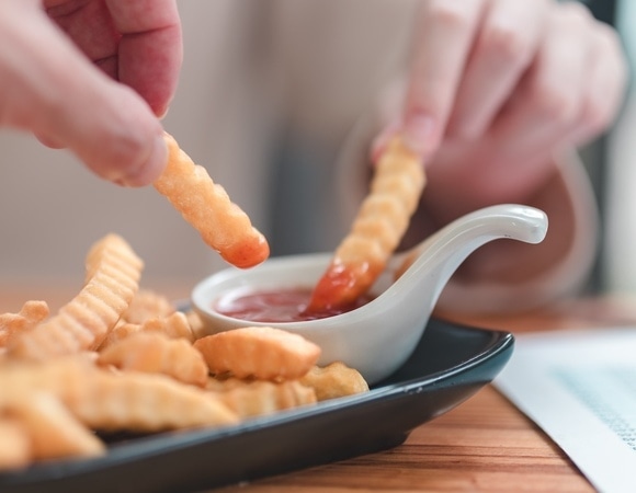 Сам откажется: нутрициолог и психолог рассказали, как отучить ребенка от фастфуда и сладкого