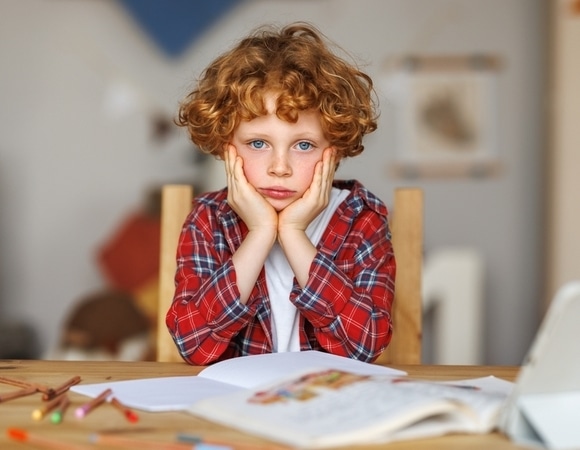 Ребенок таскает из школы двойки? Не спешите ругаться, лучше отведите десятилетку ко врачу Ребенок таскает из школы двойки? Не спешите ругаться, лучше отведите десятилетку ко врачу
