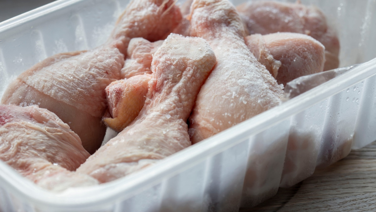 Как безопасно разморозить курицу: методы, которые сохранят сочность