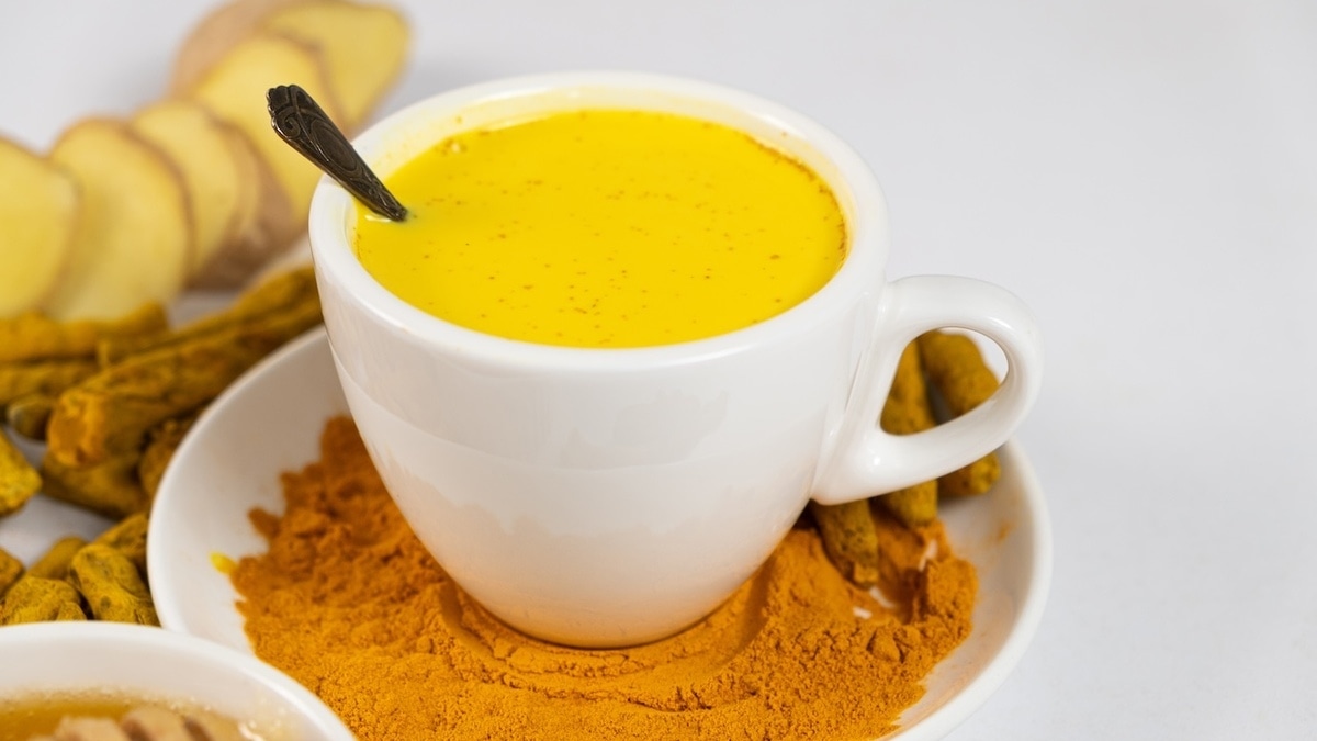 Куркума с молоком — лучшее средство от простуды? Диетолог объяснила, как работает "золотое молоко"