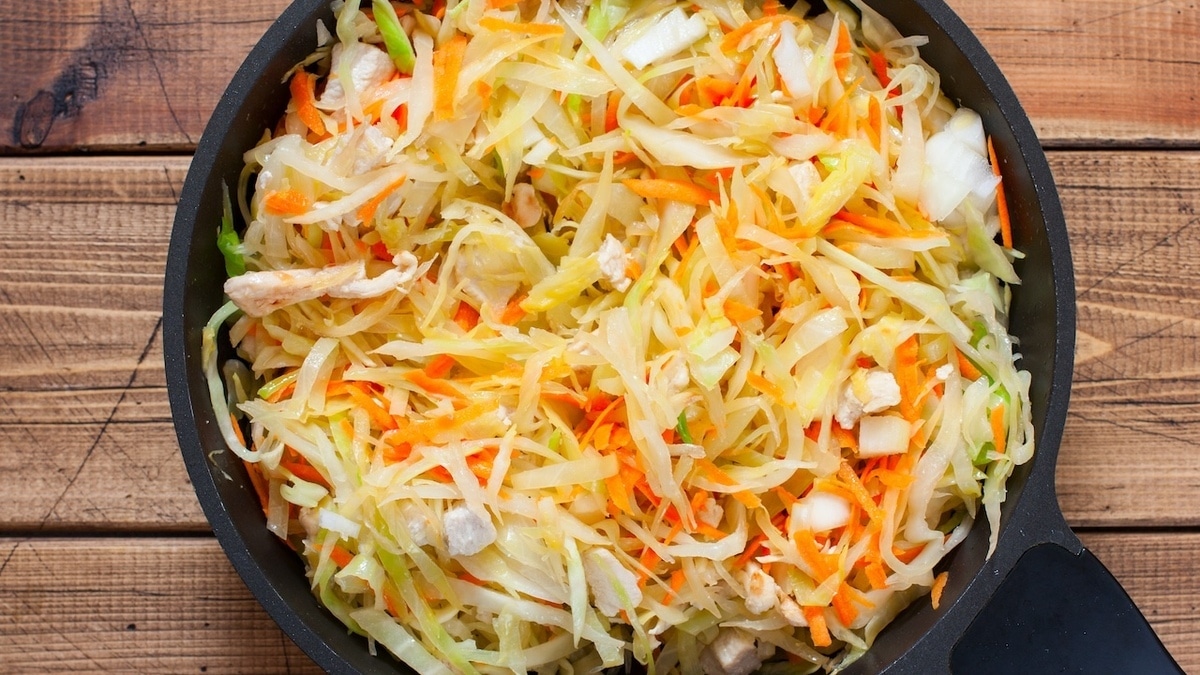 Секрет вкусной тушеной капусты раскрыт: добавьте один ингредиент — и она станет "карамельной"