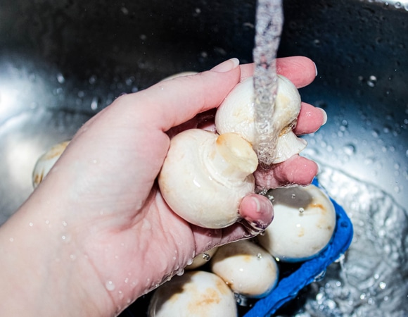 Мыть или не мыть: как правильно подготовить грибы без вреда для вкуса