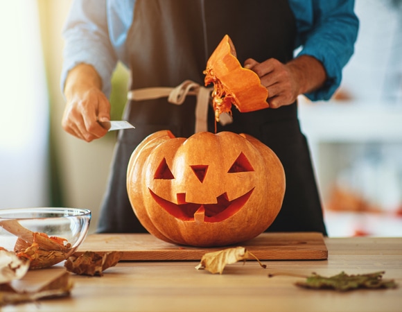 Резьба по тыкве: 6 хитростей для потрясающих украшений к празднику волшебства Резьба по тыкве: 6 хитростей для потрясающих украшений к празднику волшебства
