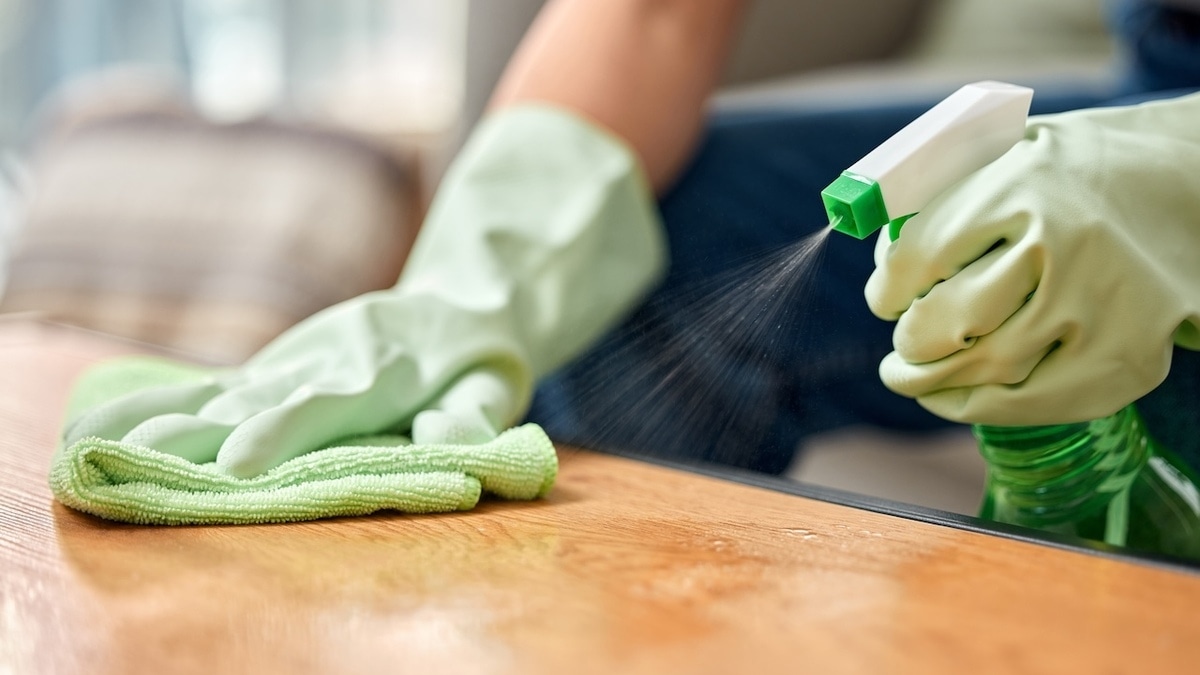 Как ухаживать за деревянным столом, чтобы не темнел и не трескался  — есть способ, одобренный клинерами