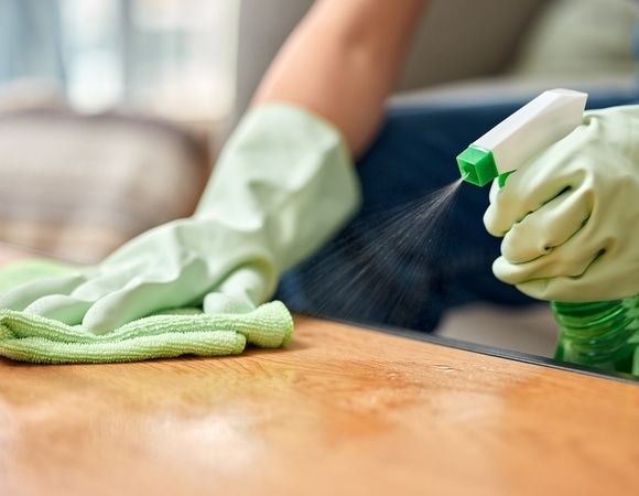 Как ухаживать за деревянным столом, чтобы не темнел и не трескался  — есть способ, одобренный клинерами