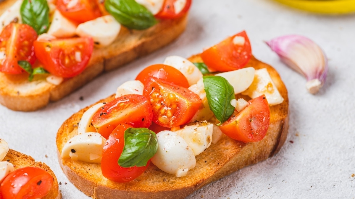 Хлеб в брускеттах и других закусках быстро размокает: шеф-повар обозначил главную ошибку 