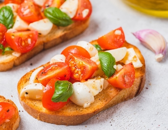 Хлеб в брускеттах и других закусках быстро размокает: шеф-повар обозначил главную ошибку Хлеб в брускеттах и других закусках быстро размокает: шеф-повар обозначил главную ошибку