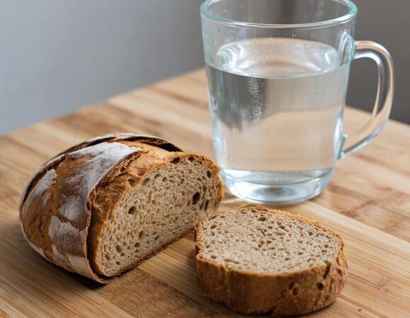 Хлеб и вода — не аскеза, а помощь: гастроэнтеролог Пшинник раскрыла, как бороться с деликатной проблемой
