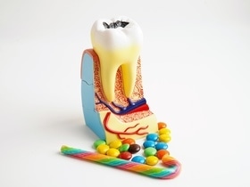 Стало известно, что на самом деле вредит зубам — сахар не на первом месте