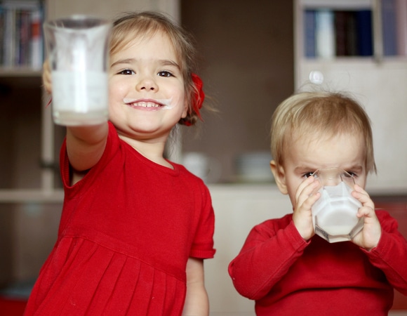 Можно ли маленьким детям кефир? Стоматолог раскрыла важный нюанс 
