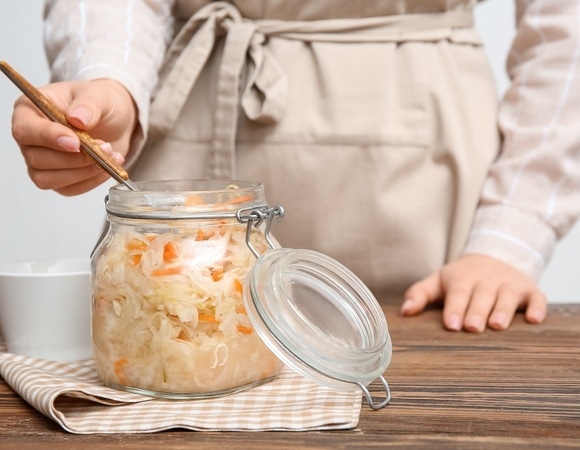 Как хранить квашеную капусту, чтобы она не стала "токсичной"? Ответила пищевой эксперт 