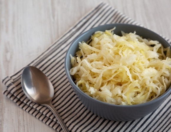 Кардиолог ответил, что квашеная капуста делает с давлением — повышает или понижает