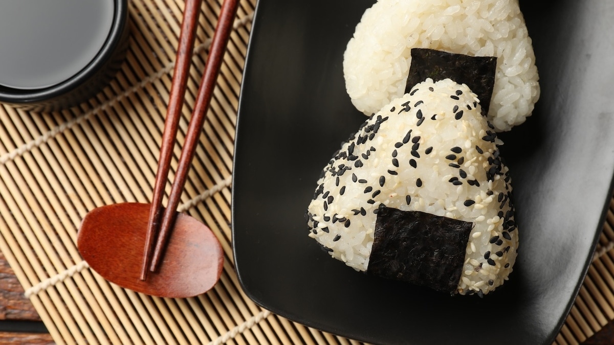 Почему онигири опаснее суши: диетолог объяснила, кому нельзя есть рисовые "треугольники"