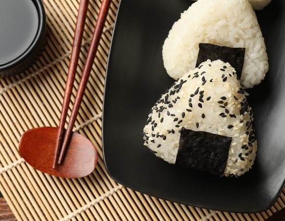 Почему онигири опаснее суши: диетолог объяснила, кому нельзя есть рисовые "треугольники"