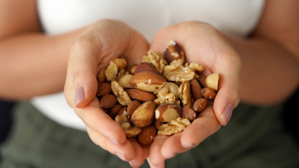 Нет, таблетка не лучше: доцент кафедры диетологии объяснил, почему горсть орехов предпочтительнее БАДа