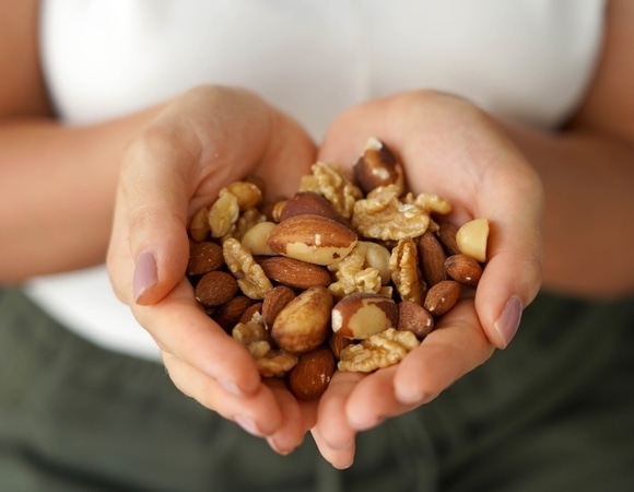 Нет, таблетка не лучше: доцент кафедры диетологии объяснил, почему горсть орехов предпочтительнее БАДа