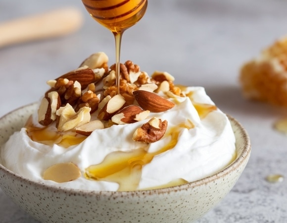 Ученые создали йогурт будущего, а вы можете приготовить обычный дома — рецепт от экспертов "Едим Дома"