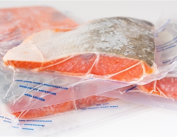Можно ли размораживать рыбу в микроволновке: эксперты оценили этот и еще 2 способа