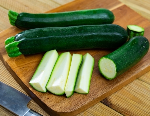 Задорный хруст вместо вялой каши: лайфхак, как жарить кабачки без тонны масла и лишних калорий