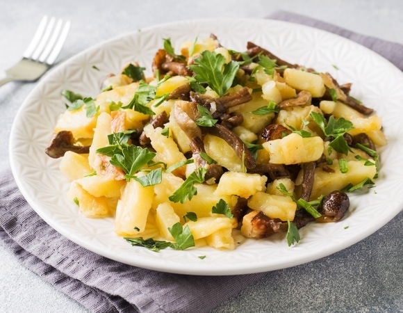 Картошка — мимо: диетологи назвали блюда, в которые грибы не добавляют