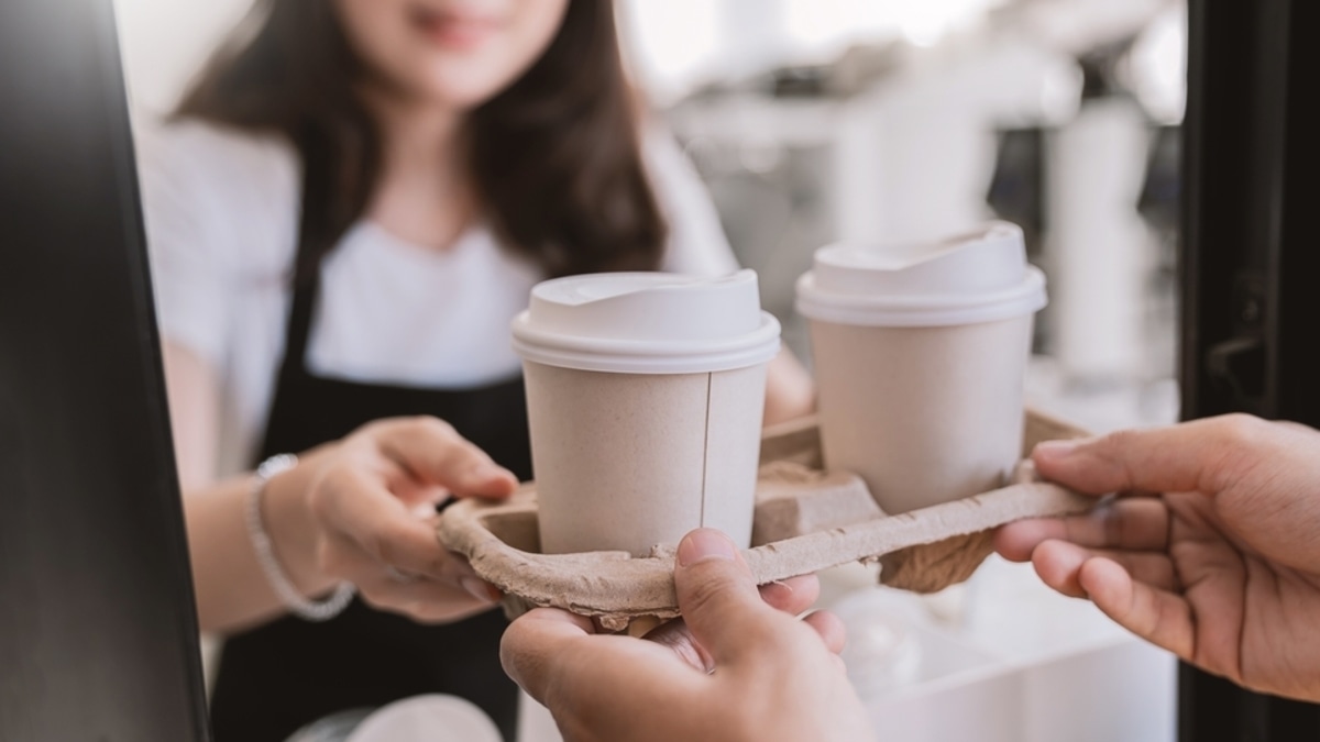 А нам все равно! В России в несколько раз выросли продажи кофе навынос, несмотря на рост цен