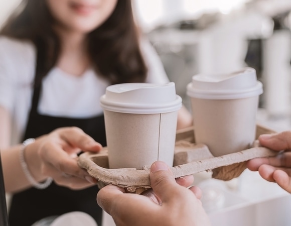 А нам все равно! В России в несколько раз выросли продажи кофе навынос, несмотря на рост цен