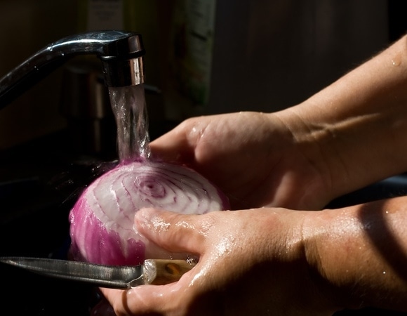 Нужно ли мыть лук перед нарезкой? Эксперты сказали, когда другого варианта и быть не может